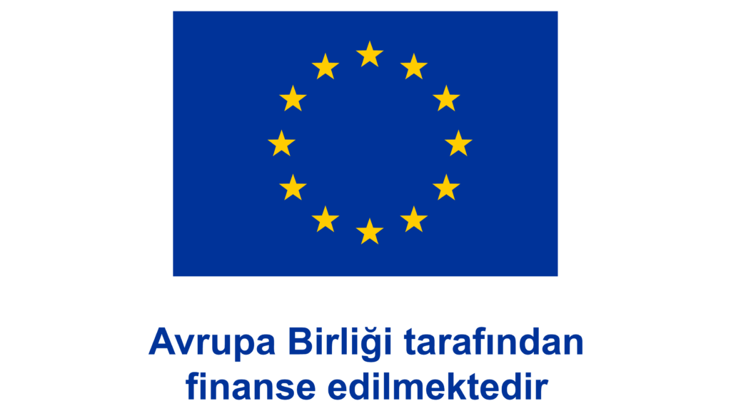 Avrupa Birliği bayrağı ve altında Avrupa Birliği tarafından finanse edilmektedir yazısı var. Bayrak mavi arka plan üzerine 12 adet sarı yıldız içeriyor.